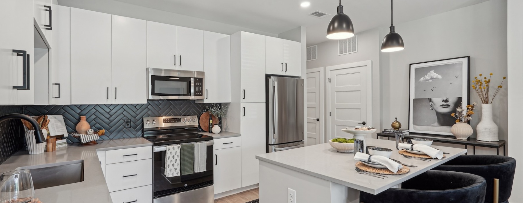 Kitchen and dining in a 900 Willow apartment home